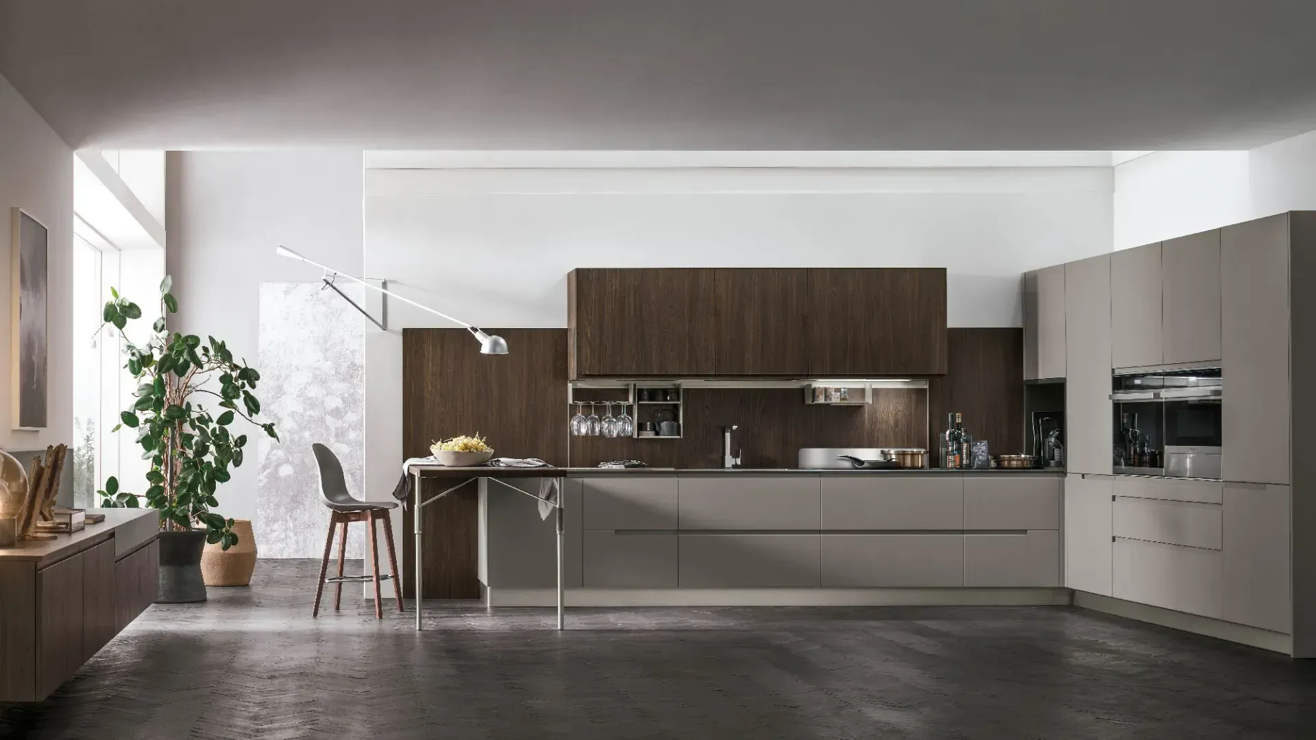 Basi e colonne in Pet Grigio Fumo opaco. Top Laminato Grafite Brown. Pensili e schienale magnetico Joy System in Termo Strutturato Rovere Corteccia.
